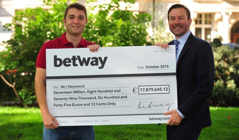 Jackpot winnaar met cheque van Betway