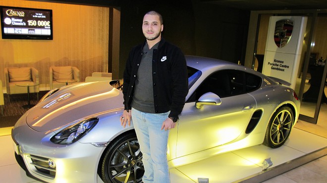 Merouane bij zijn Porsche in Casino de Namur